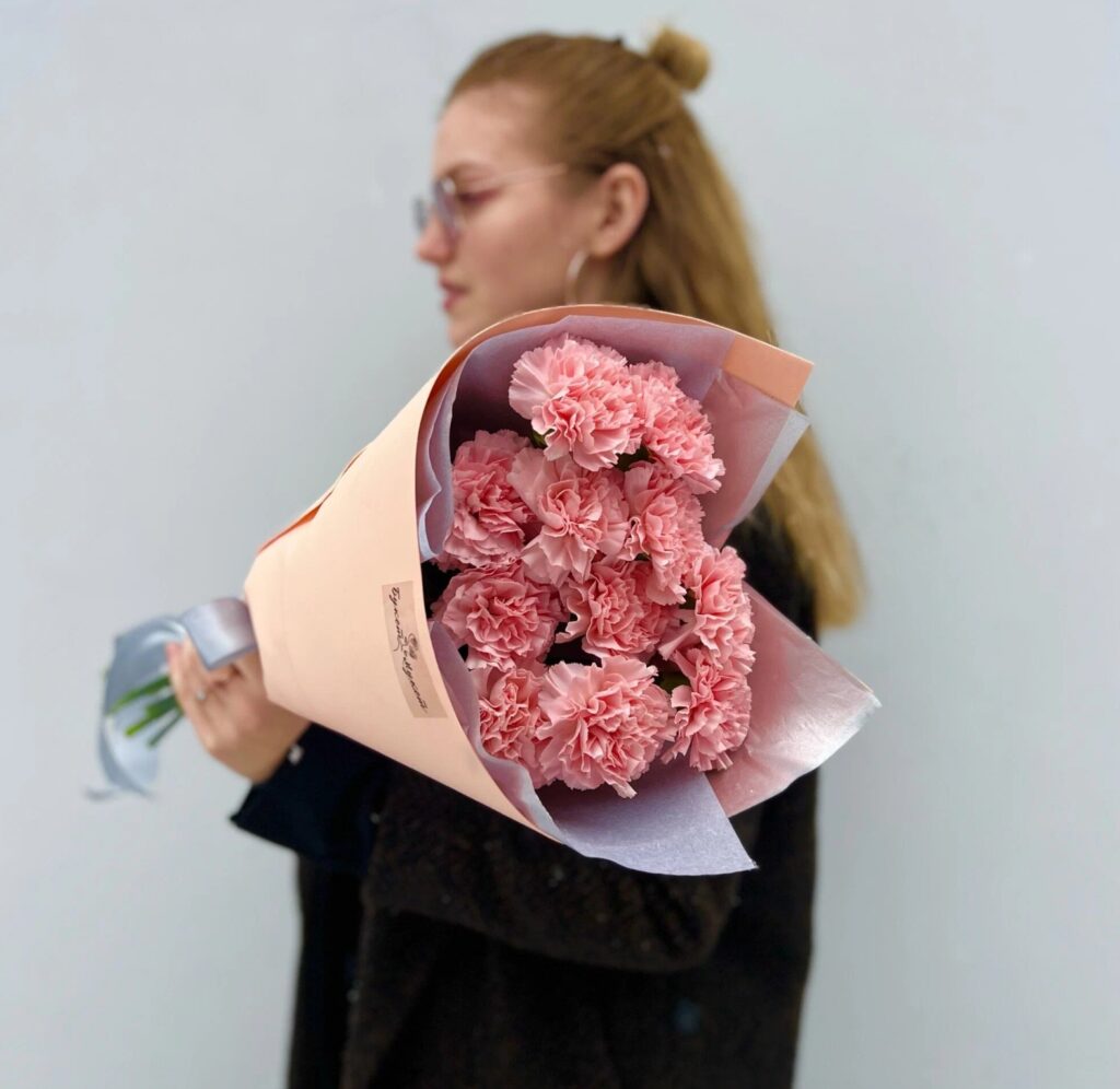 Букет цветов 11 конфетных диантусов со скидкой по промокоду